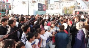 dunya kiz cocuklari gununde gazzeye destek balonlari gokyuzune birakildi yYnJnBG4.jpg