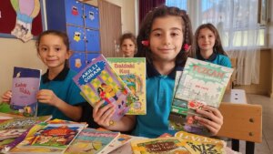 ogrencilerden kitap koprusu bagisi kFvBNE27.jpg