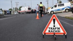 takla atan otomobil orta refuje cikti 2 yarali XLLdAtTV.jpg